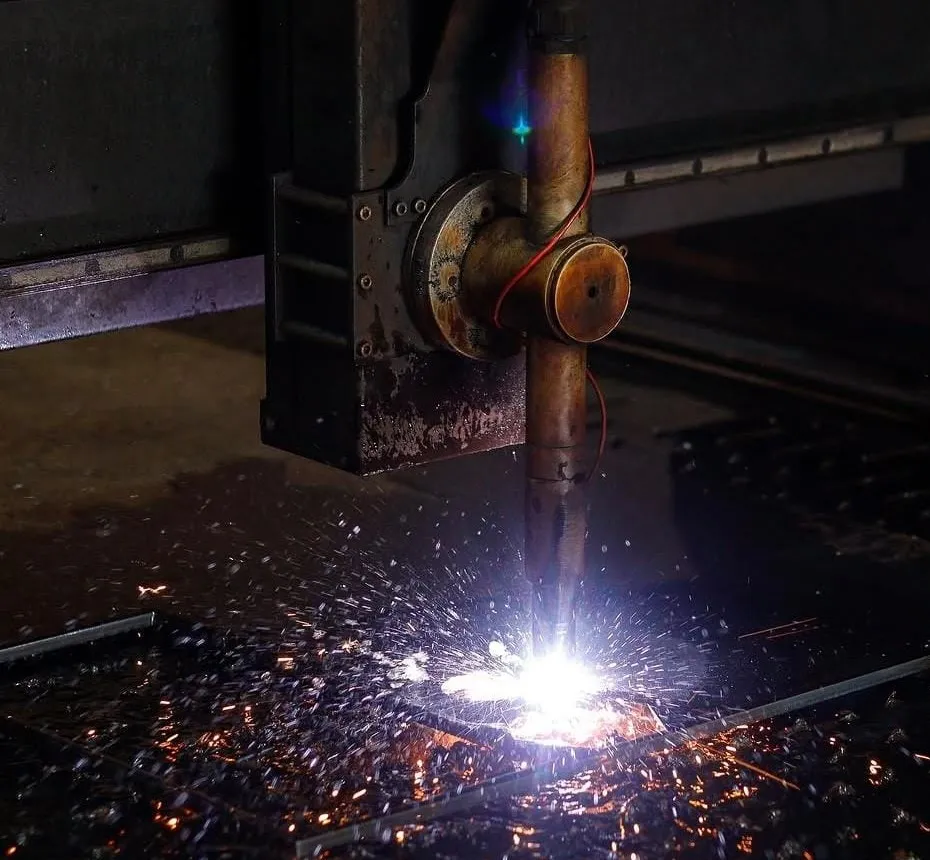 Máquina de corte plasma CNC em operação
